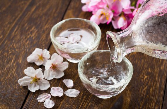 純米酒専門YATA栄店は隠れ家のような雰囲気で女性にも人気です